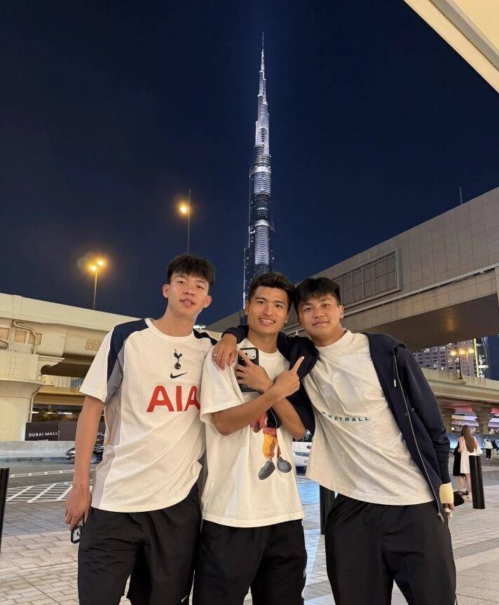 皇冠新体育官方U22国足训练后游迪拜！海港铁卫偶遇巴萨新星王钰栋穿热刺球衣
