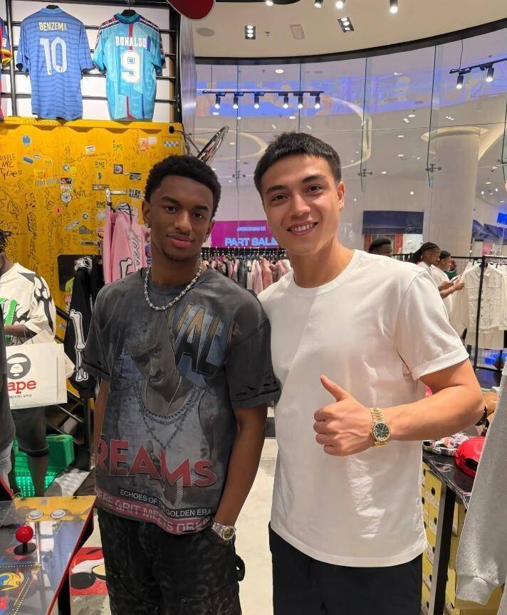 皇冠新体育官方U22国足训练后游迪拜！海港铁卫偶遇巴萨新星王钰栋穿热刺球衣(图2)